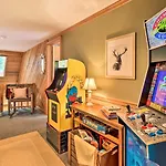 Pet-Friendly Poconos Retreat With Outdoor Theater!