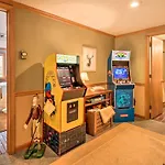 Pet-Friendly Poconos Retreat With Outdoor Theater!