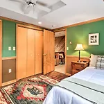 Pet-Friendly Poconos Retreat With Outdoor Theater!