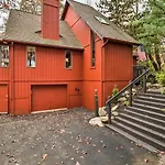Pet-Friendly Poconos Retreat With Outdoor Theater!