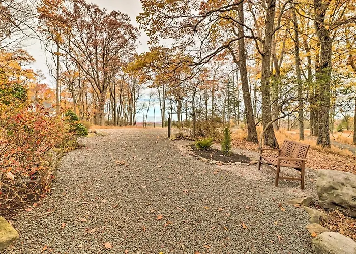Pet-Friendly Poconos Retreat With Outdoor Theater!