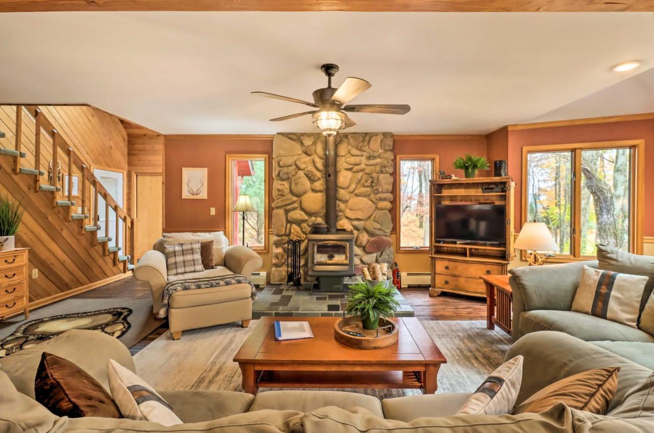 Casa de férias Pet-friendly Poconos Retreat With Outdoor Theater!