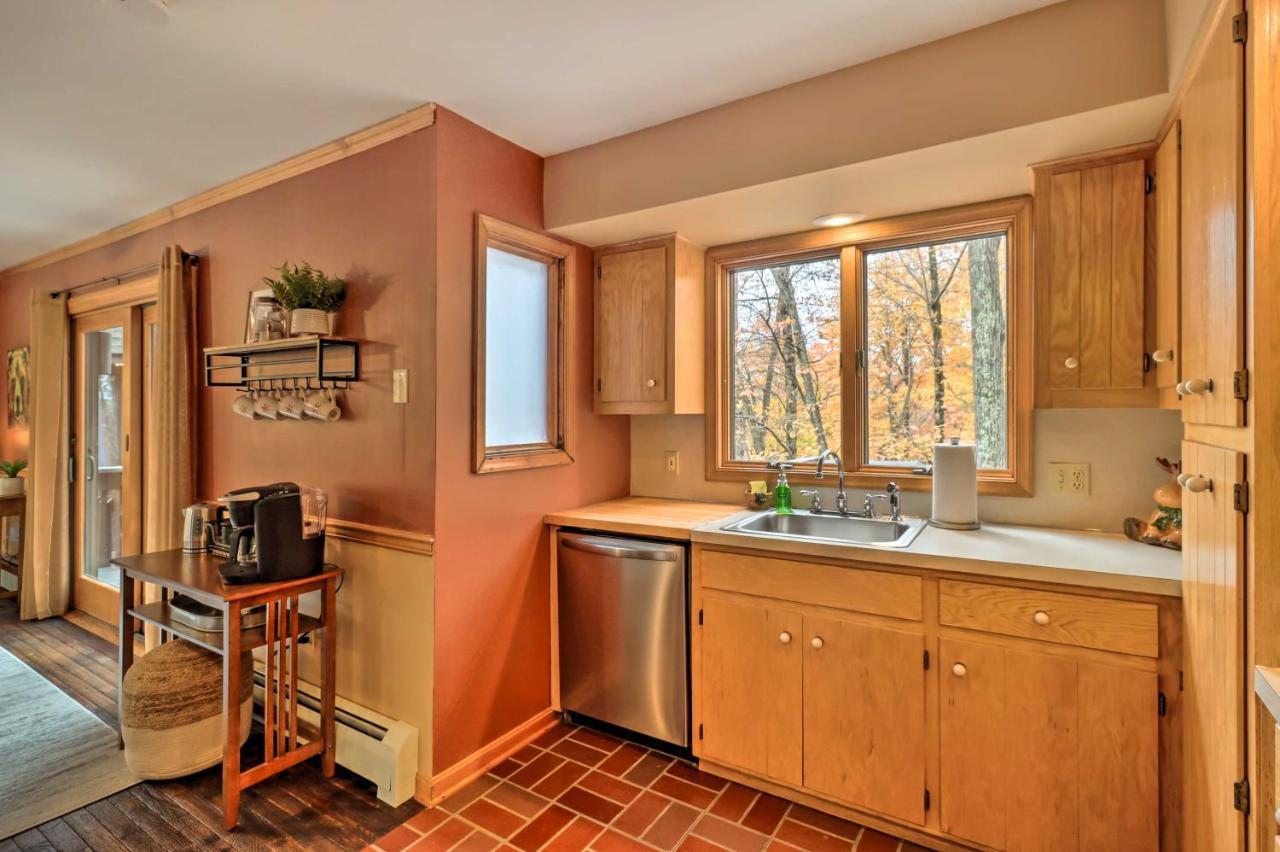 Casa de férias Pet-friendly Poconos Retreat With Outdoor Theater!