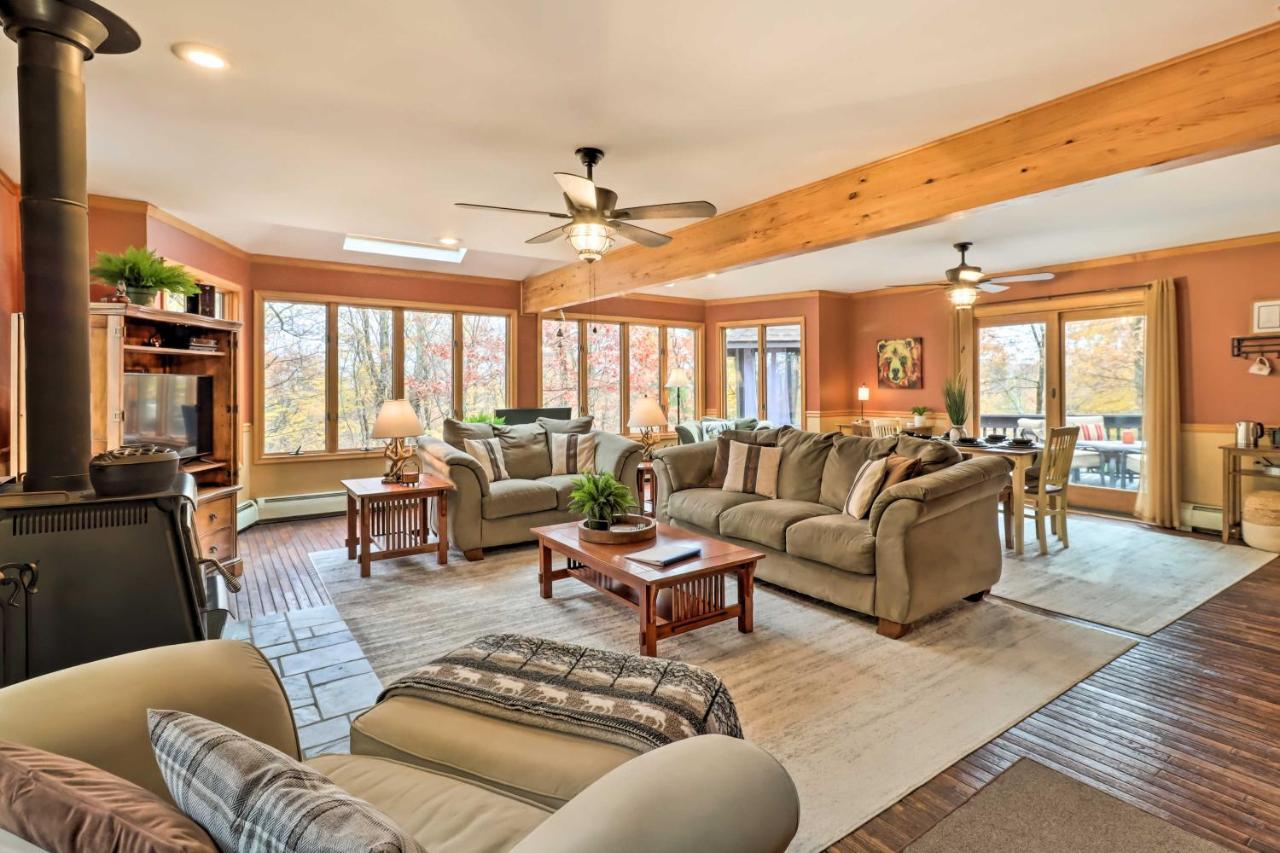 Casa de férias Pet-friendly Poconos Retreat With Outdoor Theater! *