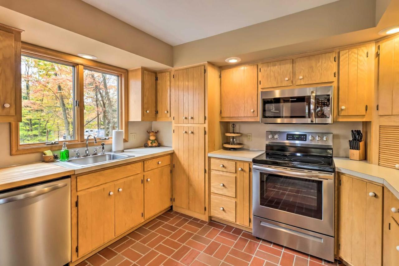 Pet-friendly Poconos Retreat With Outdoor Theater! Lake Harmony