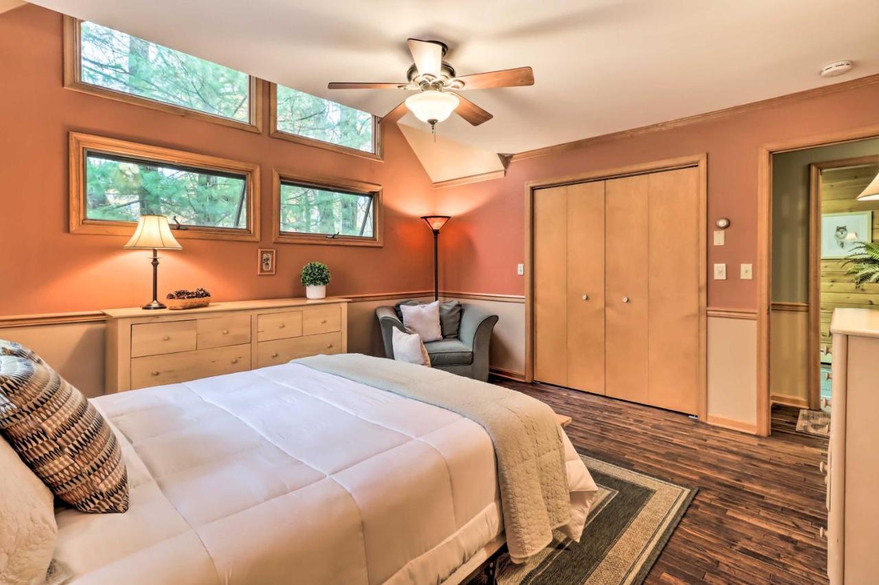 Casa de férias Pet-friendly Poconos Retreat With Outdoor Theater! *
