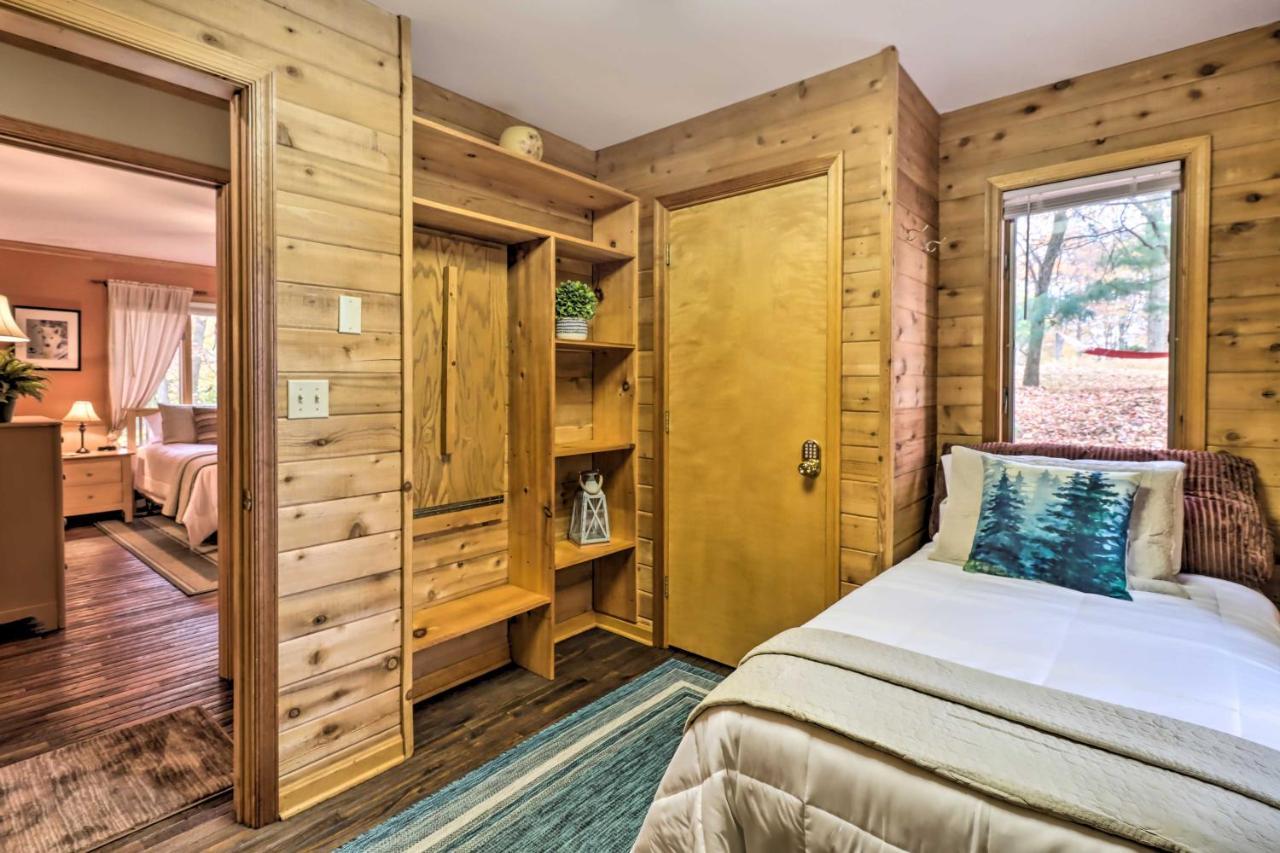 Casa de férias Pet-friendly Poconos Retreat With Outdoor Theater! Lake Harmony