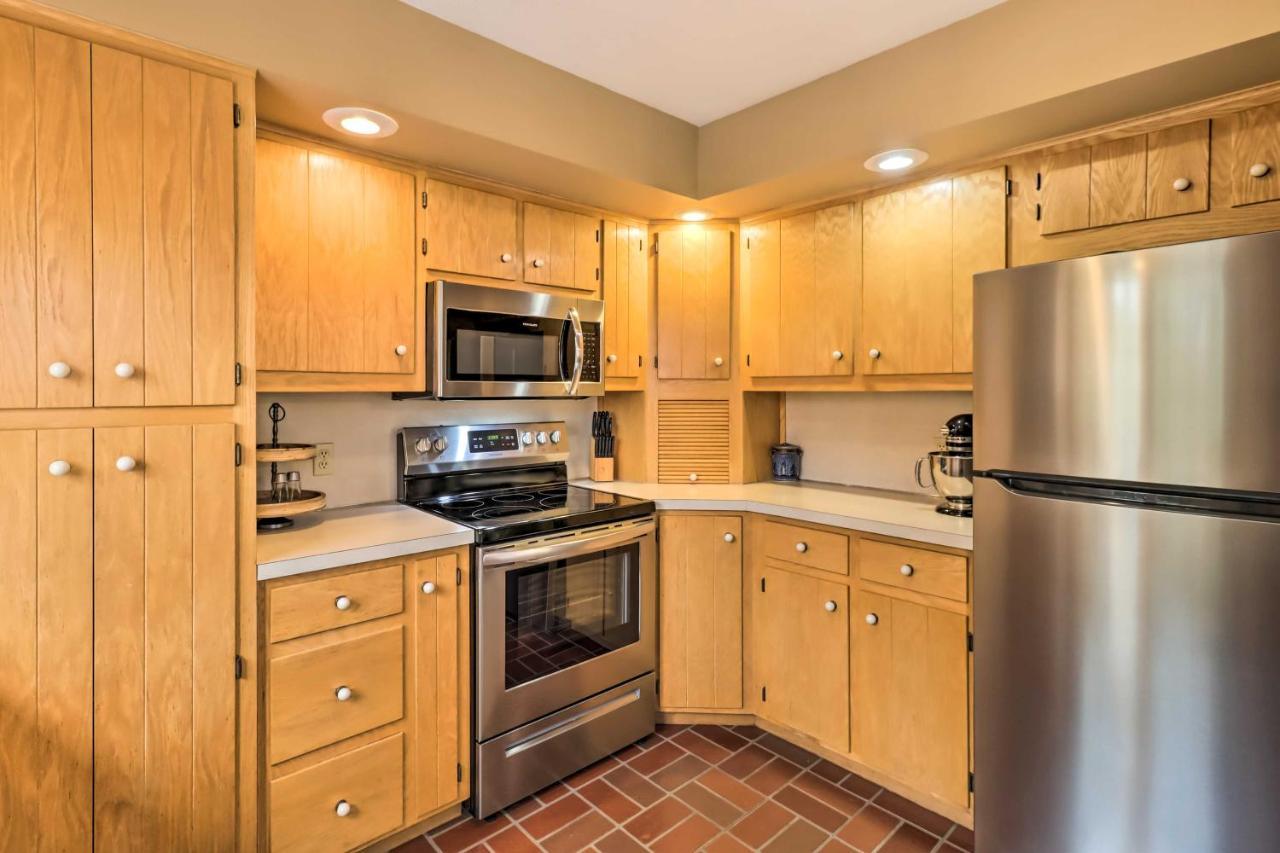 Pet-friendly Poconos Retreat With Outdoor Theater! Casa de férias Lake Harmony