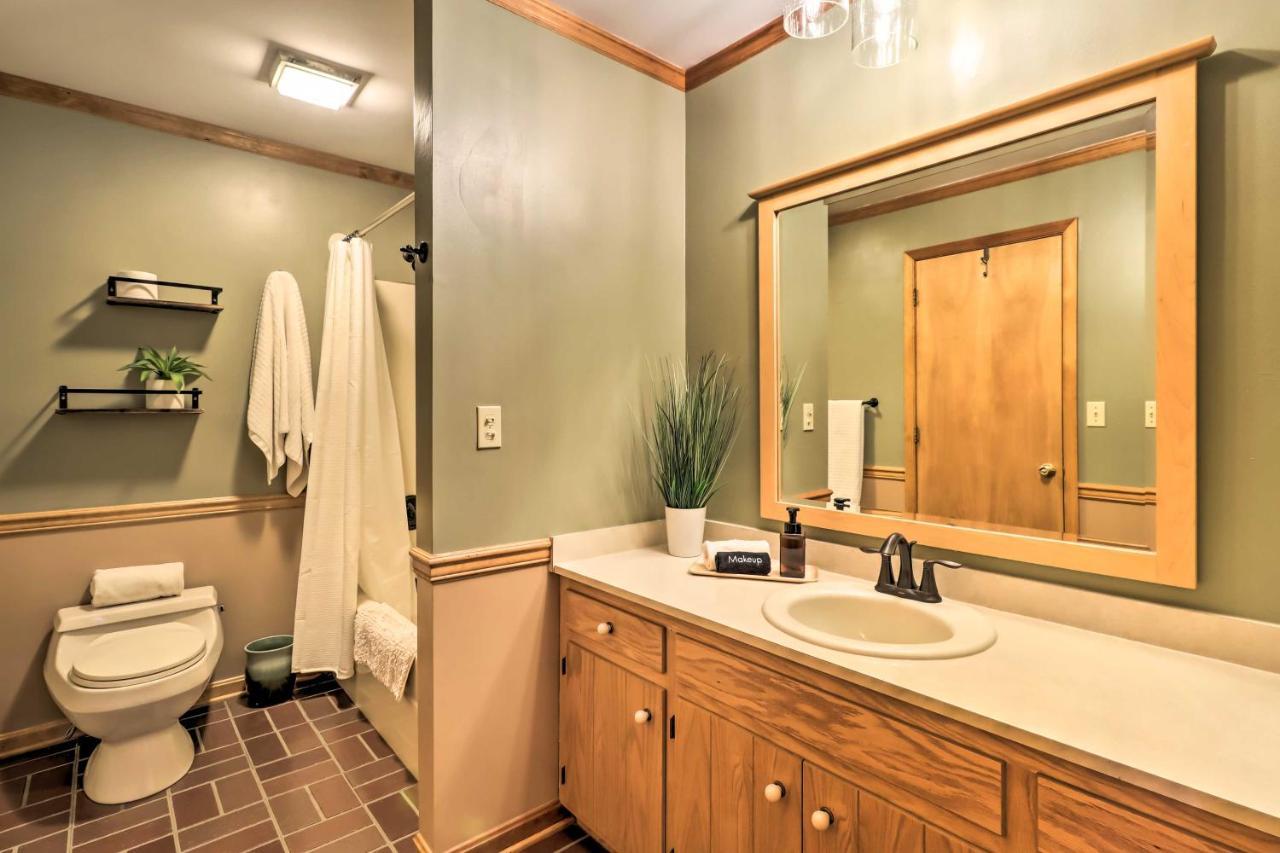 Pet-friendly Poconos Retreat With Outdoor Theater!