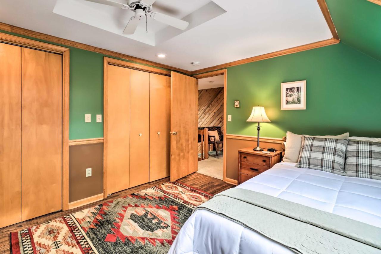 Pet-friendly Poconos Retreat With Outdoor Theater! Casa de férias Lake Harmony