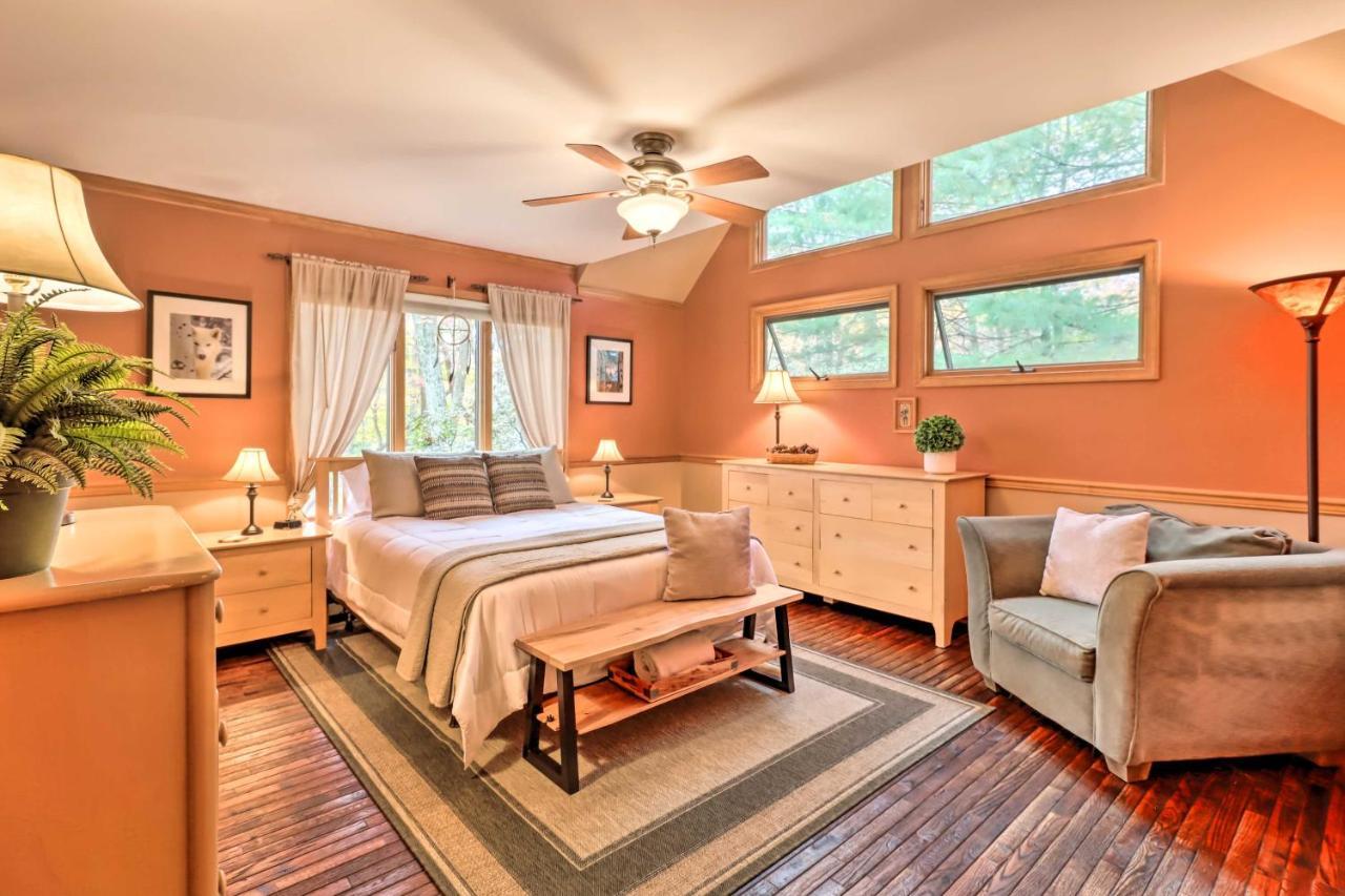 Pet-friendly Poconos Retreat With Outdoor Theater!