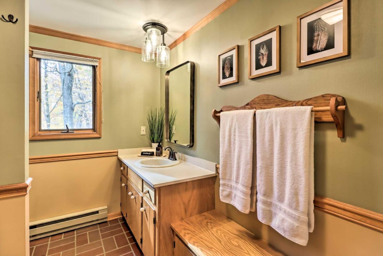 Casa de férias Pet-friendly Poconos Retreat With Outdoor Theater! Lake Harmony
