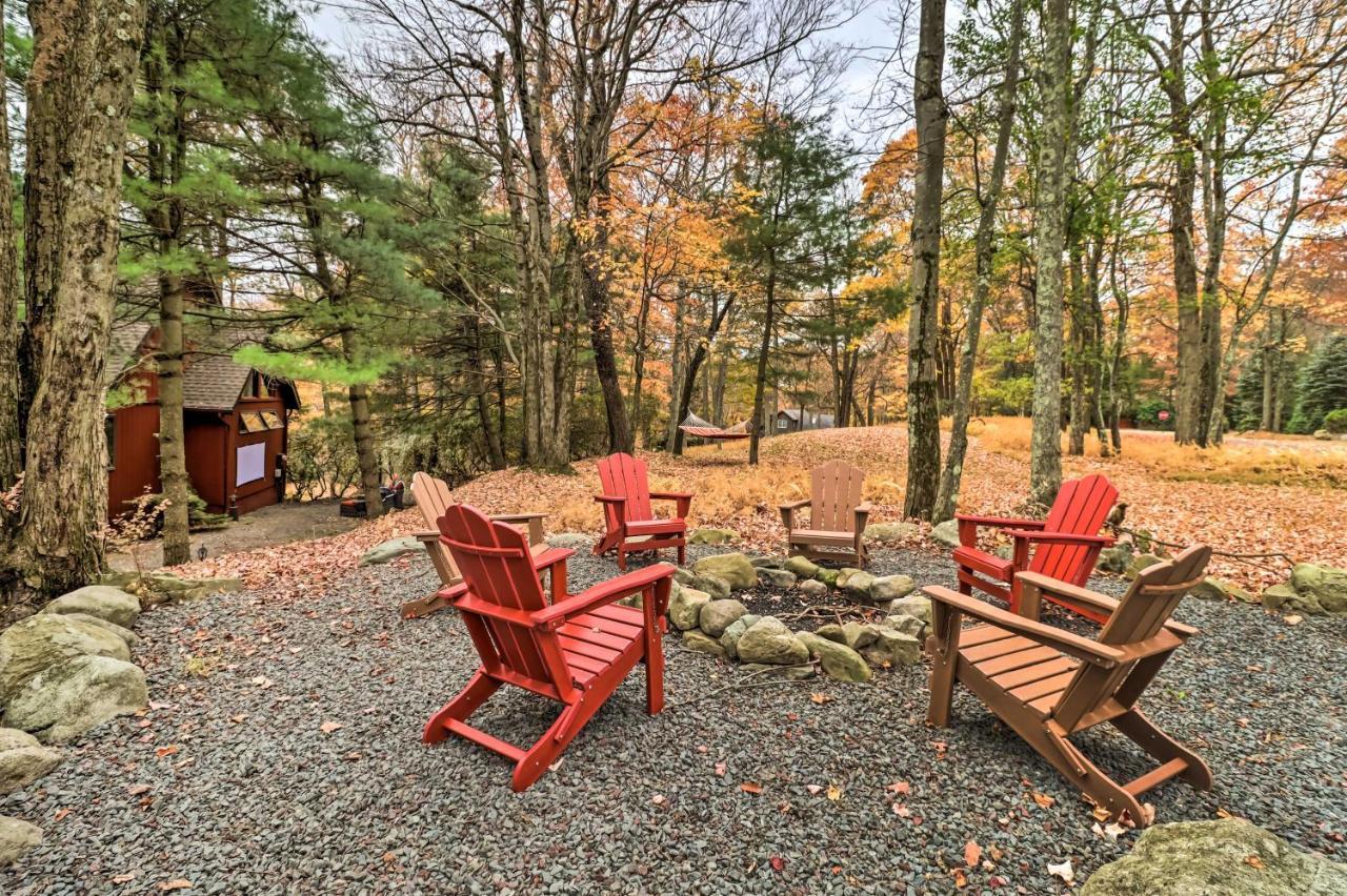 Casa de férias Pet-friendly Poconos Retreat With Outdoor Theater! Lake Harmony