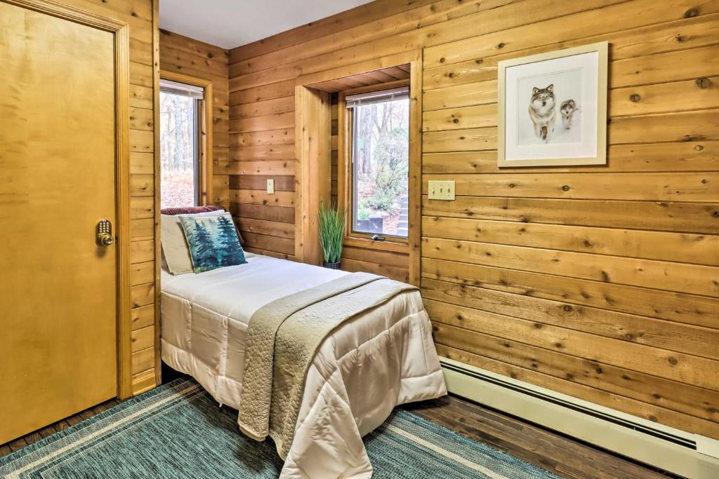 Casa de férias Pet-friendly Poconos Retreat With Outdoor Theater!