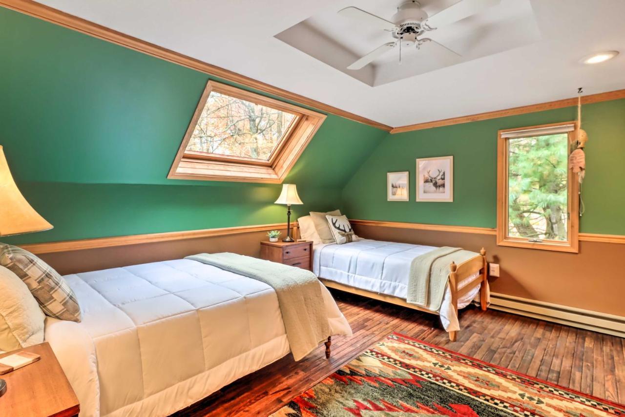Casa de férias Pet-friendly Poconos Retreat With Outdoor Theater!